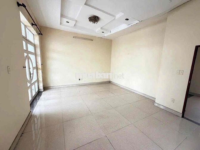 CHO THUÊ NHÀ SÂN VƯỜN RỘNG 1 TRỆT 1 LẦU 3 PN NGAY DH NGÂN HÀNG
