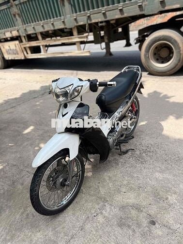 Yamaha Sirius RC Trắng, Đen