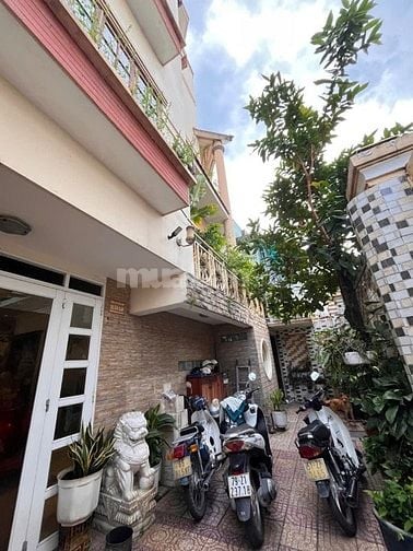 13,1 TỶ-TAN THUAN TAY.Q7-5T 11x10M, NHÀ SÂN VƯỜN RỘNG TIỆN MỞ VPKD