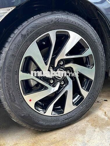 Honda Civic 1.8E 2018 Xanh nhớt Vài ngàn km