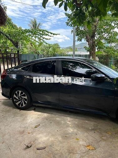 Honda Civic 1.8E 2018 Xanh nhớt Vài ngàn km