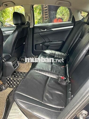Honda Civic 1.8E 2018 Xanh nhớt Vài ngàn km