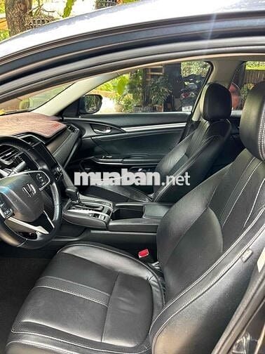 Honda Civic 1.8E 2018 Xanh nhớt Vài ngàn km