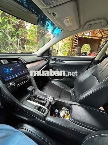 Honda Civic 1.8E 2018 Xanh nhớt Vài ngàn km