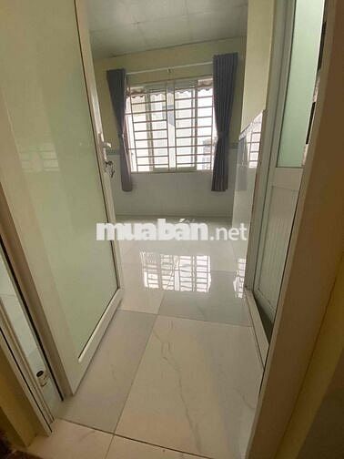 Phòng cho thuê (máy lạnh mới lắp ),  ốp lát cao cấp,WC nước nóng lạnh