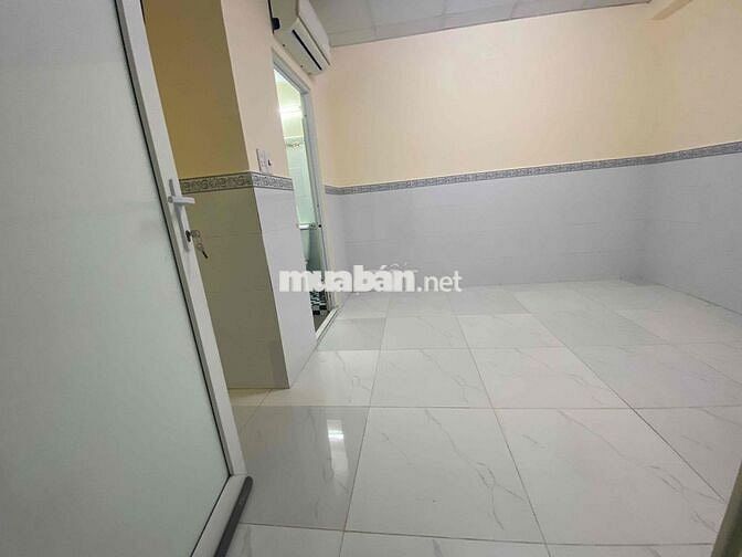 Phòng cho thuê (máy lạnh mới lắp ),  ốp lát cao cấp,WC nước nóng lạnh
