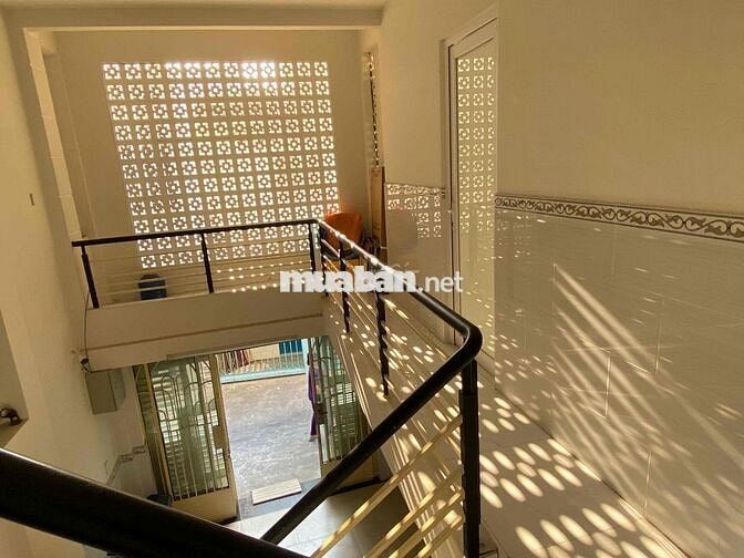 Phòng cho thuê (máy lạnh mới lắp ),  ốp lát cao cấp,WC nước nóng lạnh