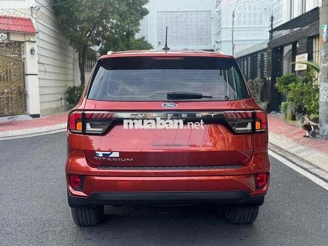 Ford Everest Titanium 2023 màu đỏ đi lướt