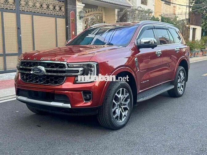 Ford Everest Titanium 2023 màu đỏ đi lướt