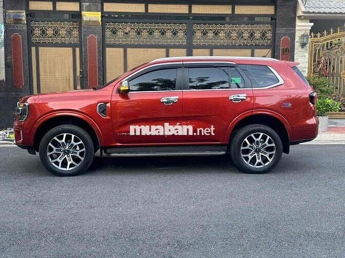 Ford Everest Titanium 2023 màu đỏ đi lướt