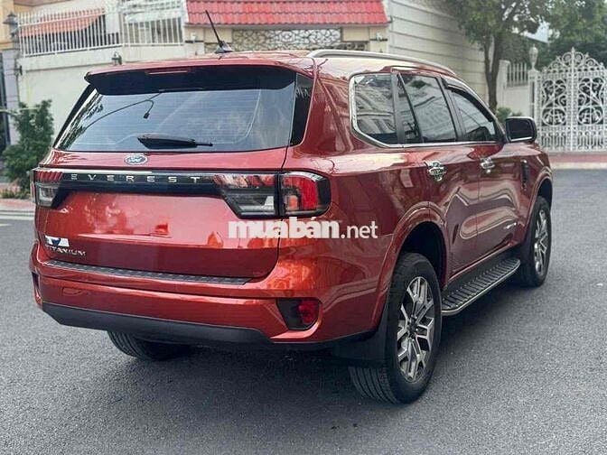 Ford Everest Titanium 2023 màu đỏ đi lướt