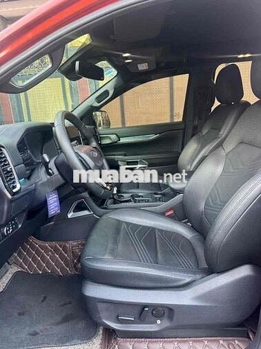 Ford Everest Titanium 2023 màu đỏ đi lướt