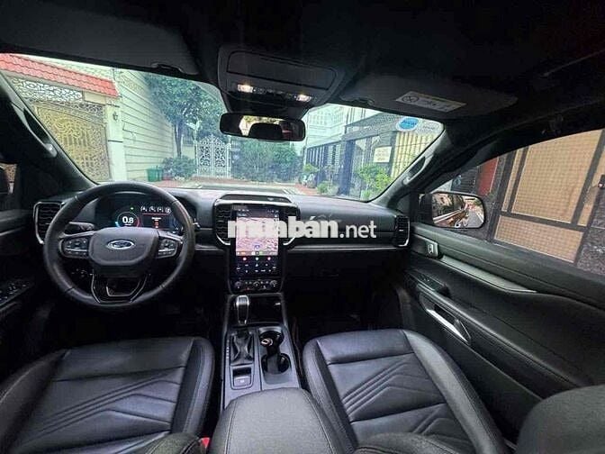 Ford Everest Titanium 2023 màu đỏ đi lướt