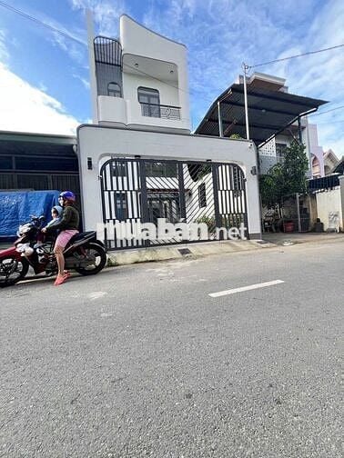 THANH TOÁN 900 TRIỆU/71.4m2 SỞ HỮU NHÀ MẶT TIỀN DX59 GẦN CHỢ PHÚ MỸ