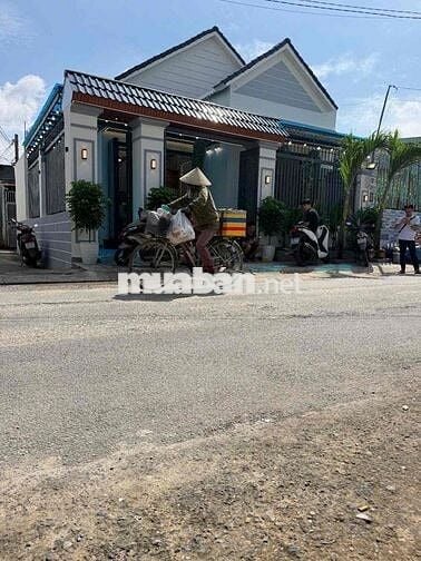 Căn biệt thự mái thái mặt tiền đường TTT14 Hóc Môn