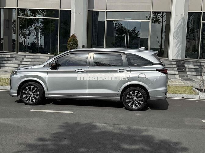 Toyota Avanza 2022 số tự động 7 chỗ Bạc