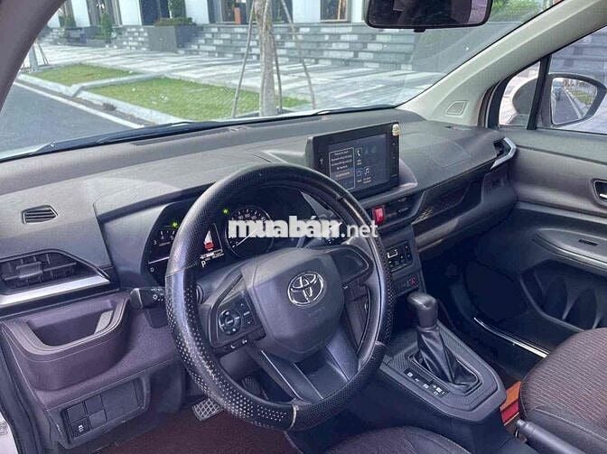 Toyota Avanza 2022 số tự động 7 chỗ Bạc