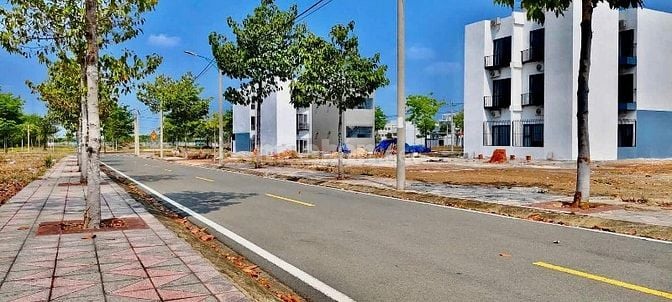 Bán đất ngay KCN VSIP 2, mặt tiền ĐT 741, giá chỉ 900 triệu. Sổ sẵn