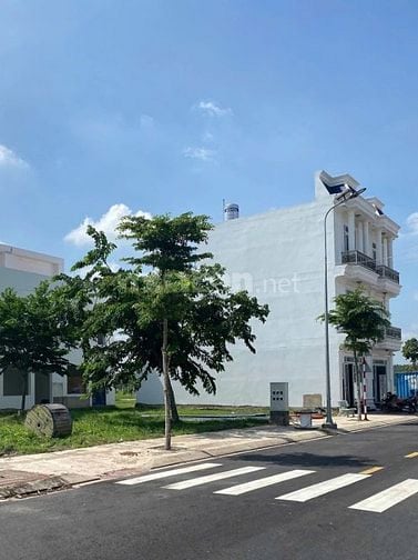Bán đất ngay KCN VSIP 2, mặt tiền ĐT 741, giá chỉ 900 triệu. Sổ sẵn