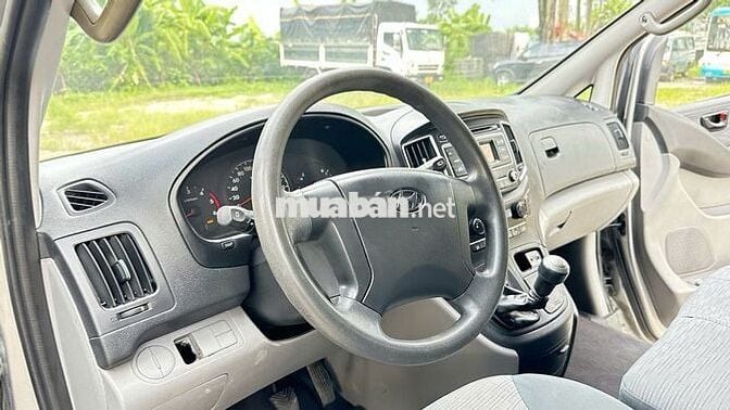 Hyundai Starex van 3 chỗ 2016 tải 900kg