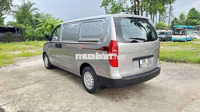 Hyundai Starex van 3 chỗ 2016 tải 900kg