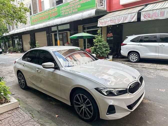 BMW 320i Sportline Model 2025 Trắng NT Đỏ 18000 km