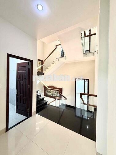 Cho thuê nhà 4 tầng Mt đường 7m5 Lý Nhân Tông, gần Phan Đăng Lưu.