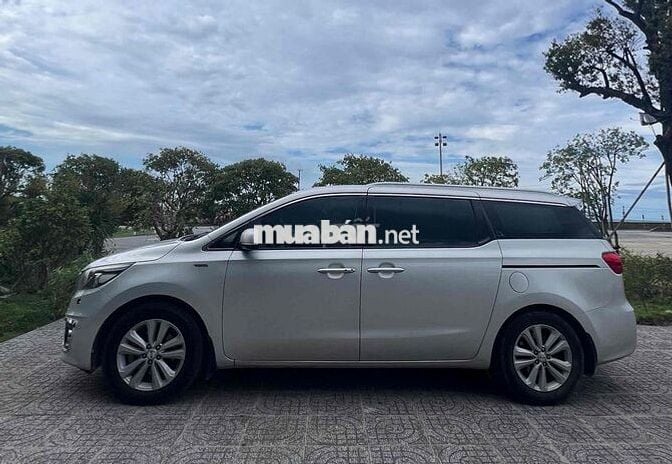 Kia Grand Sedona 7 chỗ Bạc Tự động Nhập khẩu