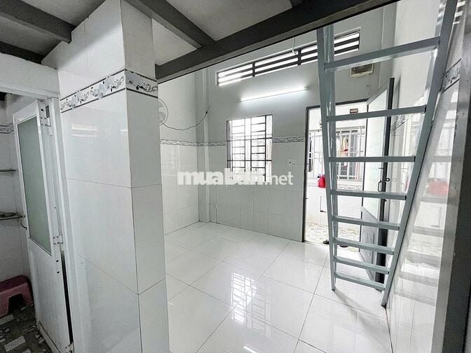 Cách ĐH Ngân hàng 400m, gác cao 1m7 cửa sổ thoáng như hình