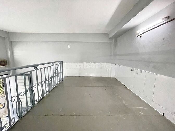 Cách ĐH Ngân hàng 400m, gác cao 1m7 cửa sổ thoáng như hình