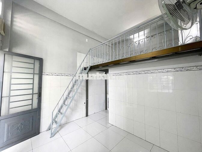 Cách ĐH Ngân hàng 400m, gác cao 1m7 cửa sổ thoáng như hình
