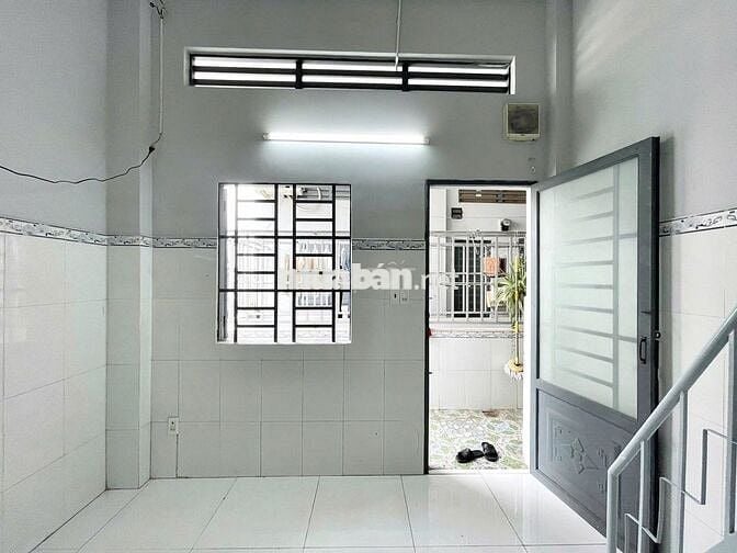 Cách ĐH Ngân hàng 400m, gác cao 1m7 cửa sổ thoáng như hình