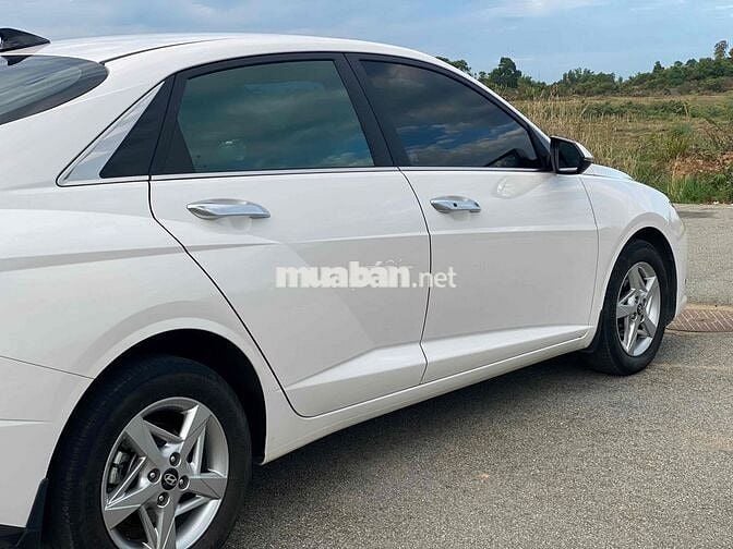 Hyundai Accent Trắng 5 chỗ