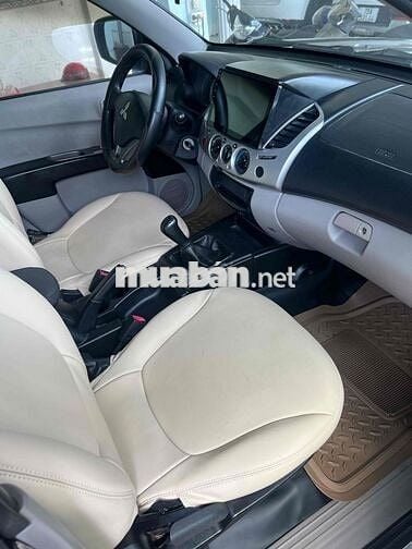 Mitsubishi Triton Đen Sàn Da 5 Chỗ