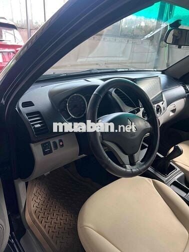 Mitsubishi Triton Đen Sàn Da 5 Chỗ