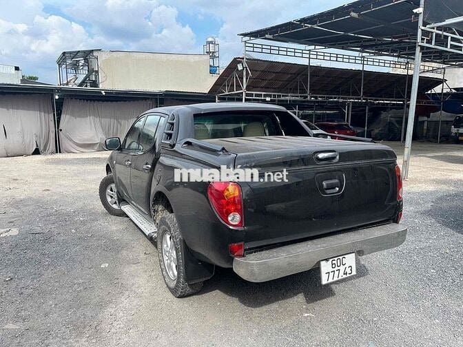 Mitsubishi Triton Đen Sàn Da 5 Chỗ