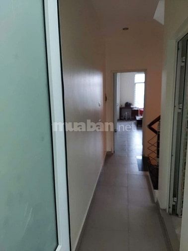 Cho thuê tầng 4 nhà phố Bùi Xương Trạch, DT 34m2, 2 phòng, bếp chung