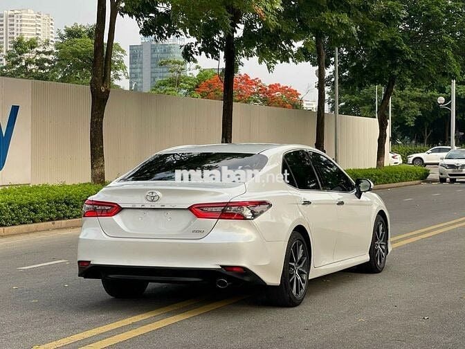 Toyota Camry 2.0Q 2023 Trắng Ngọc Trai | 50,000 Km