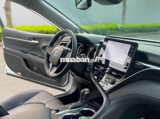Toyota Camry 2.0Q 2023 Trắng Ngọc Trai | 50,000 Km