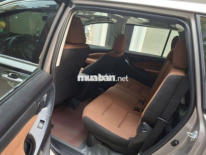 Xe nhà Innova E 2019 Số sàn 77.000 km Nâu