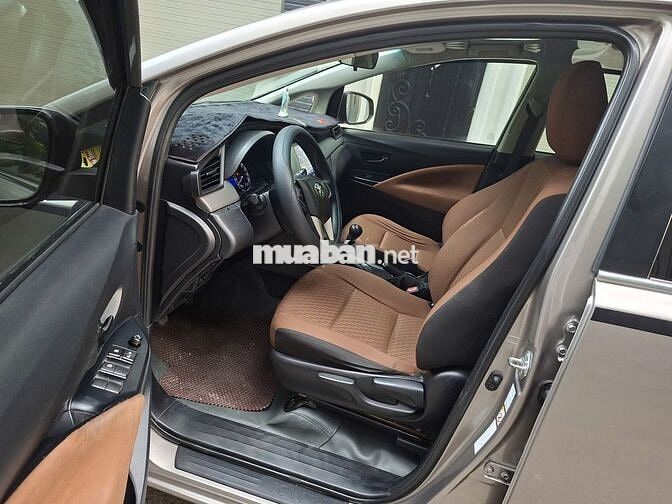 Xe nhà Innova E 2019 Số sàn 77.000 km Nâu