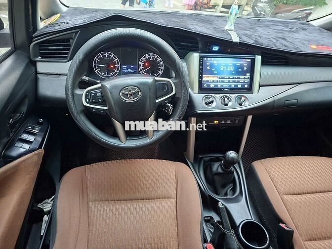 Xe nhà Innova E 2019 Số sàn 77.000 km Nâu