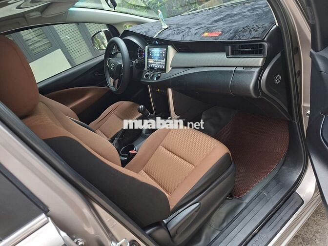 Xe nhà Innova E 2019 Số sàn 77.000 km Nâu