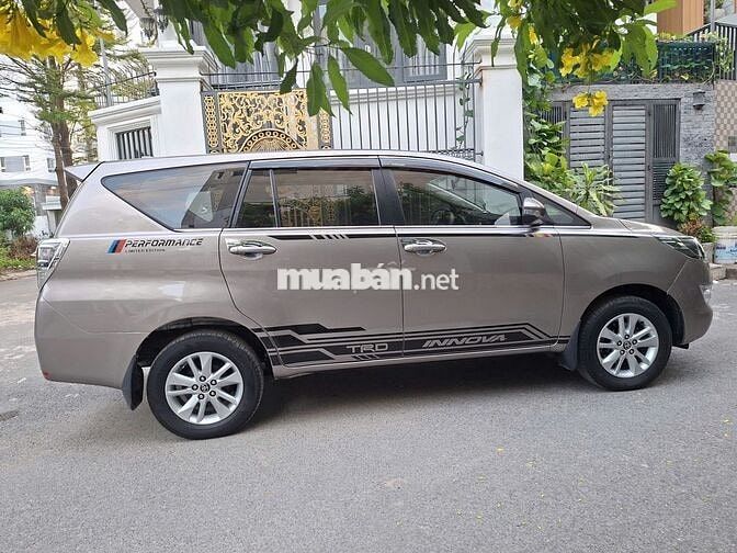 Xe nhà Innova E 2019 Số sàn 77.000 km Nâu