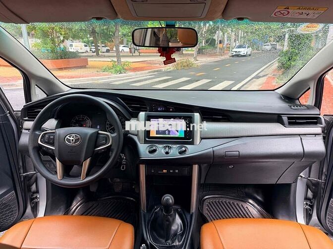 Toyota Innova 2.0E 8 chỗ Số sàn model 2017