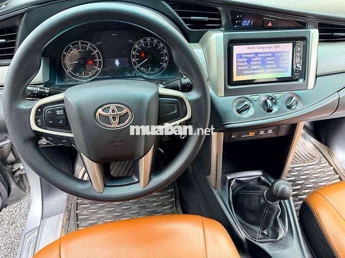Toyota Innova 2.0E 8 chỗ Số sàn model 2017