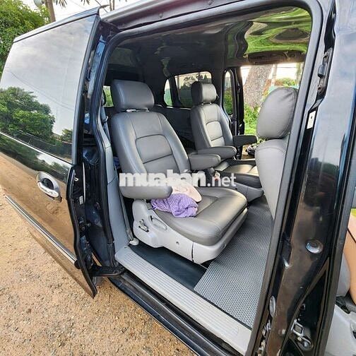 Kia Carnival 7 chỗ Xăng màu Đen