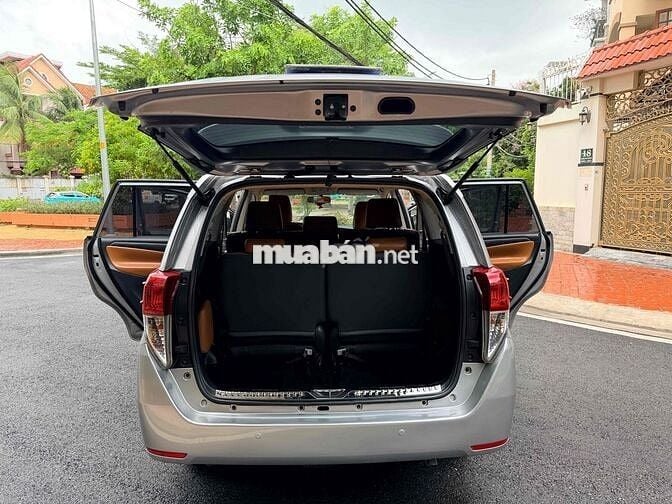 Toyota Innova 2.0E 8 chỗ Số sàn model 2017