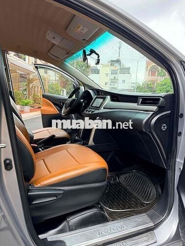 Toyota Innova 2.0E 8 chỗ Số sàn model 2017