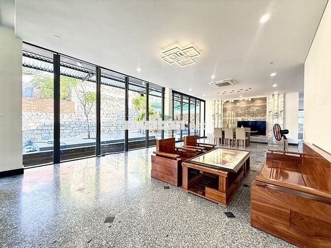 VILLA SÂN VƯỜN CÓ HỒ CÁ - 2 PHÒNG NGỦ - FULL NỘI THẤT - KHU ĐẤT LÀNH